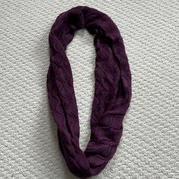 Ricki’s knit purple scarf - Picture 1 of 4
